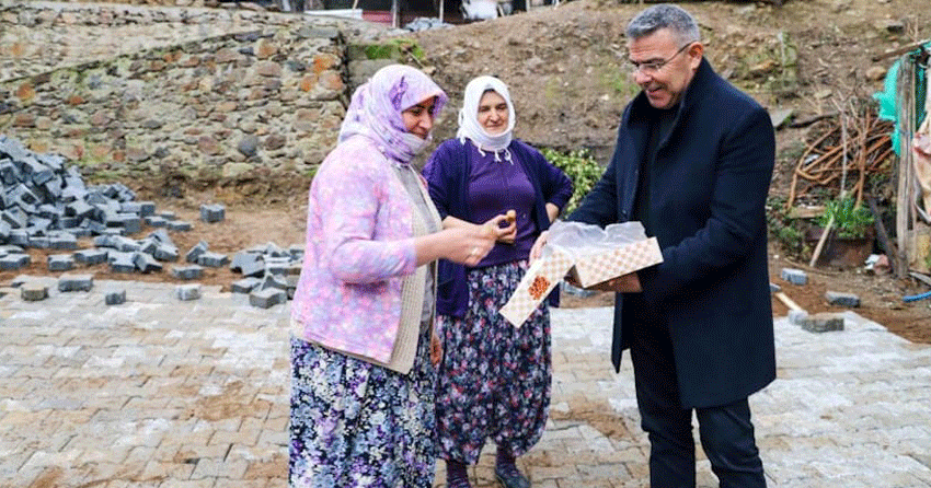 Başkan Güler'den gönüllü vatandaşlara baklava ikramı