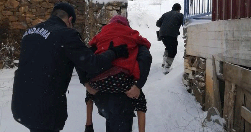 Aydın'da jandarma yatalak kadını sırtında taşıdı