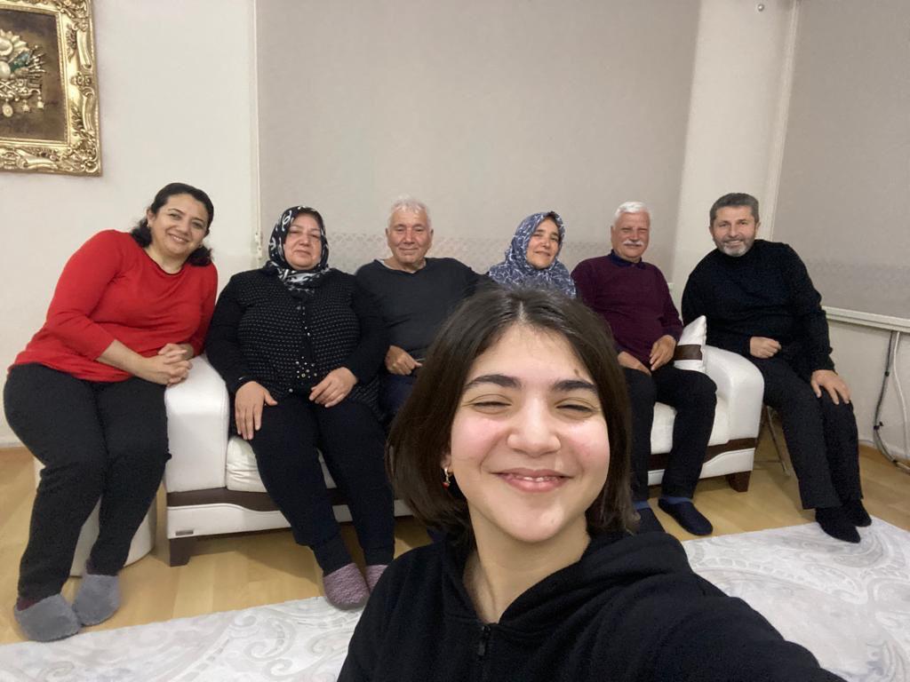 Aydın’da gönüllü aileler akşam sofrasını şehrin yeni misafirleri ile paylaştı