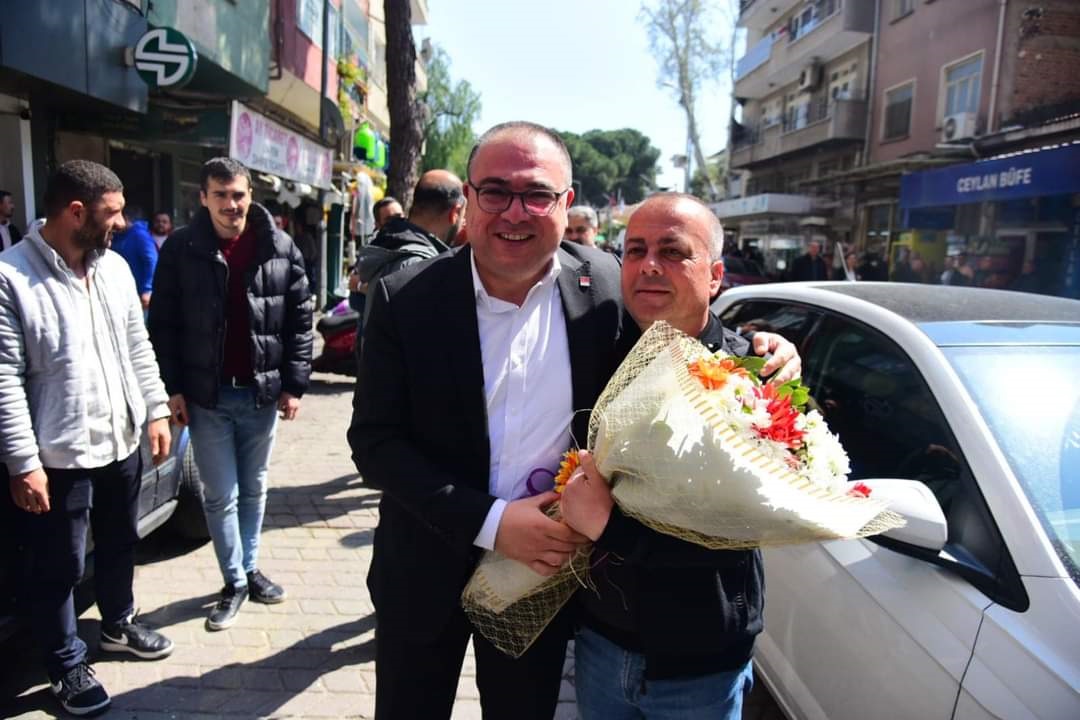 Evrim Karakoz İncirliova'da çiçeklerle karşılandı