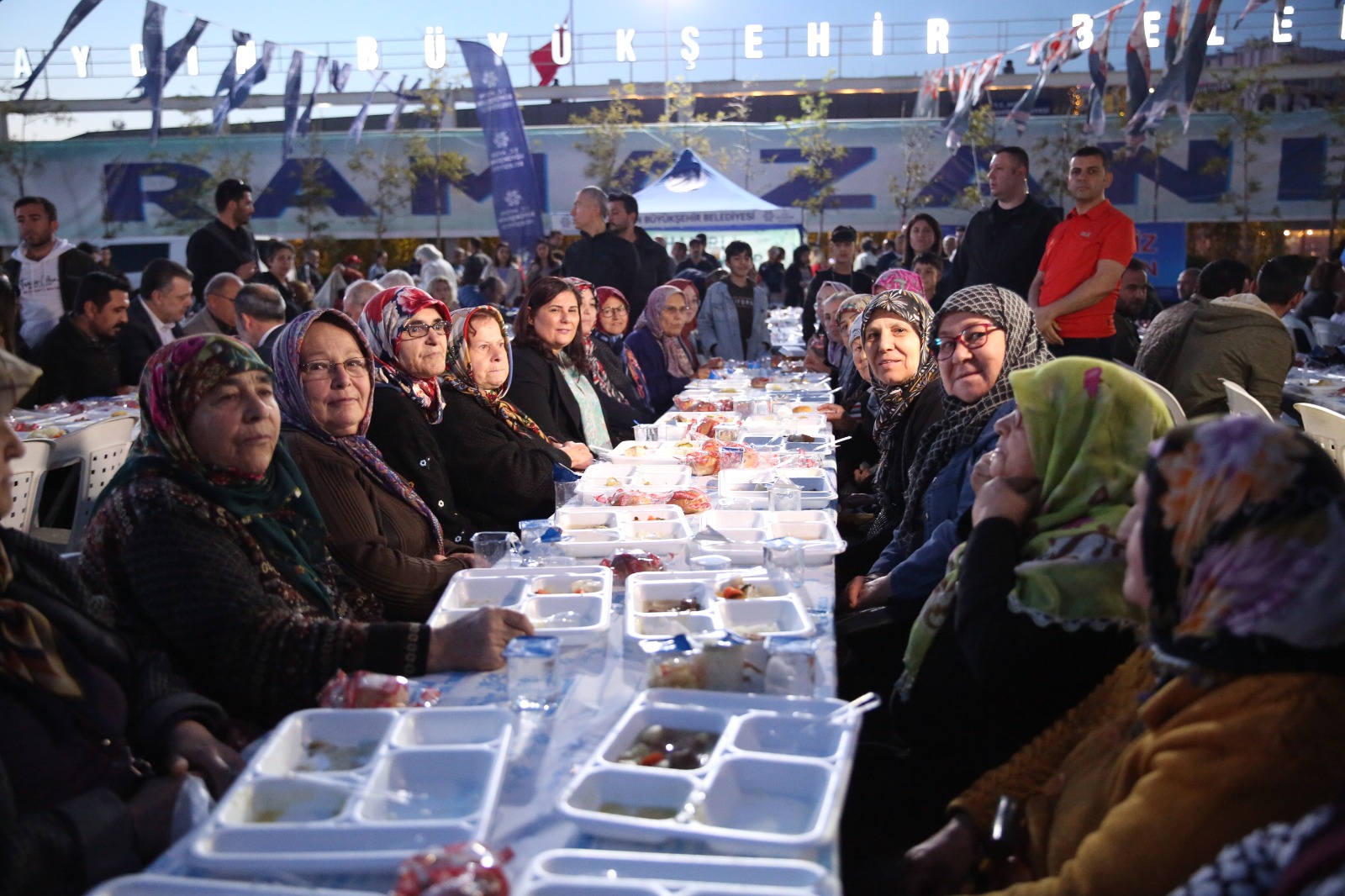 15 bin kişi Büyükşehir’in iftar sofralarında buluştu