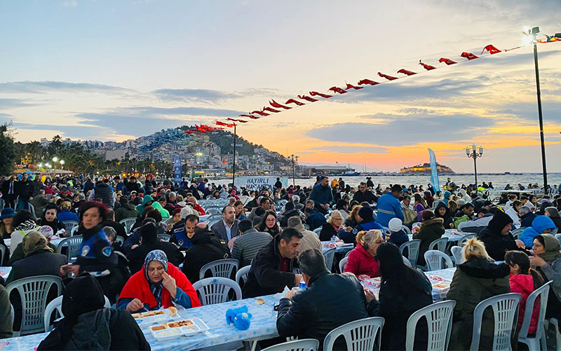 Aydın Büyükşehir Belediyesi 15 bin kişiye iftar yemeği verdi