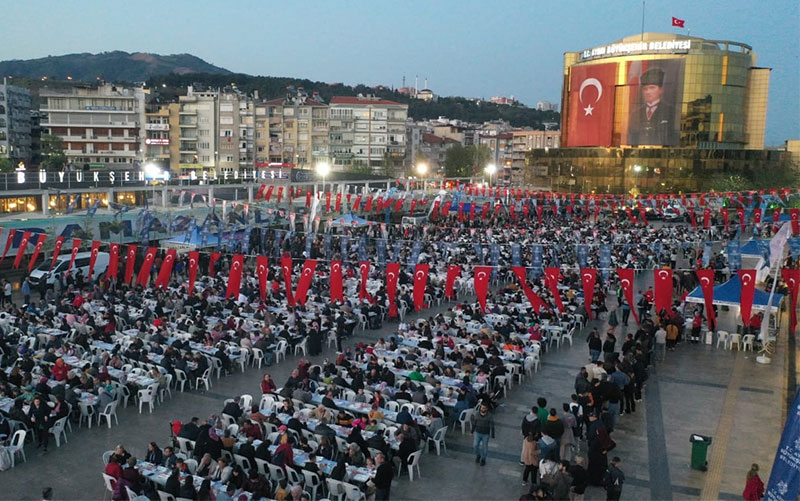 15 bin kişi Büyükşehir’in iftar sofralarında buluştu