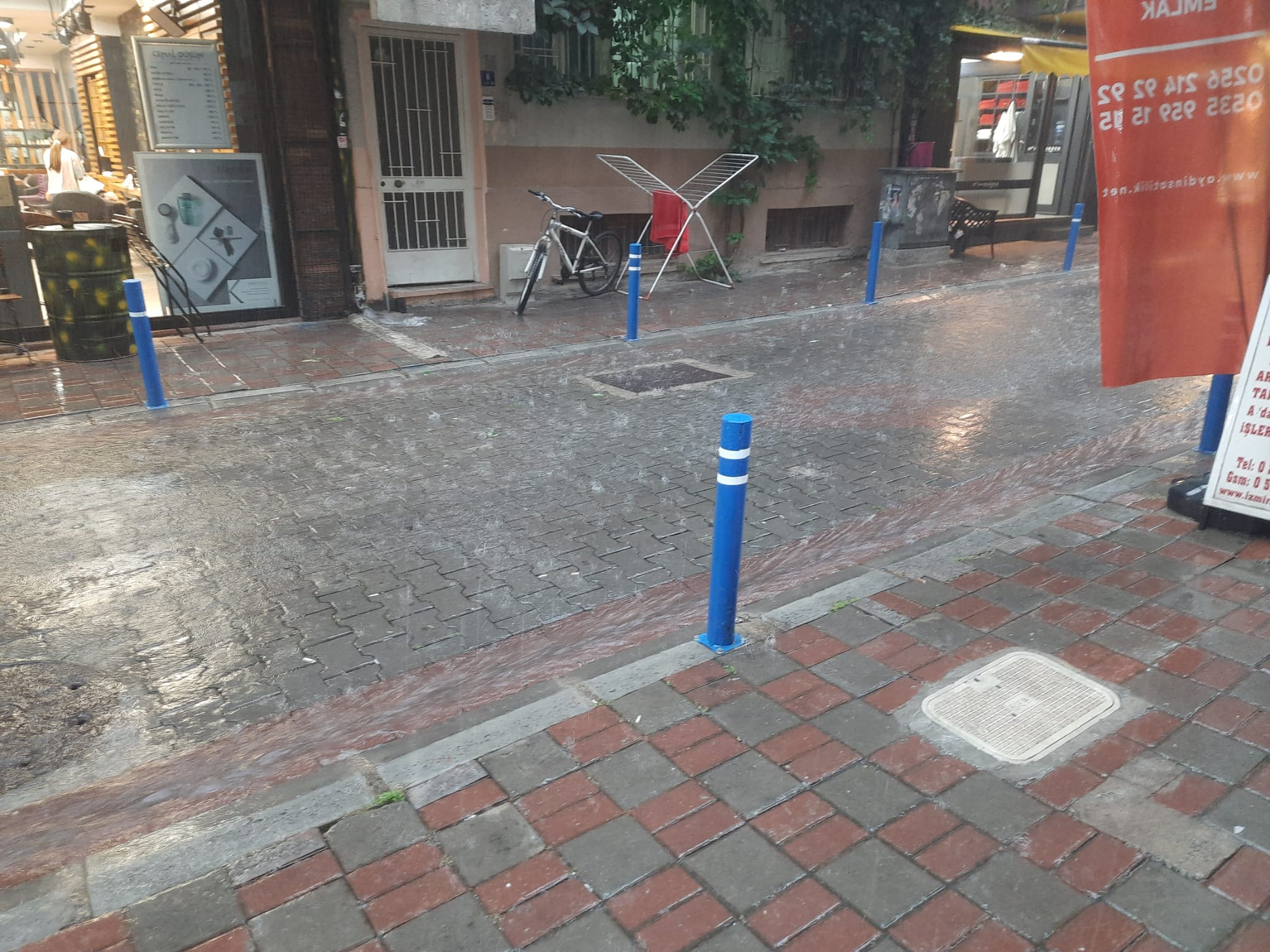 Efeler'de şiddetli yağış başladı