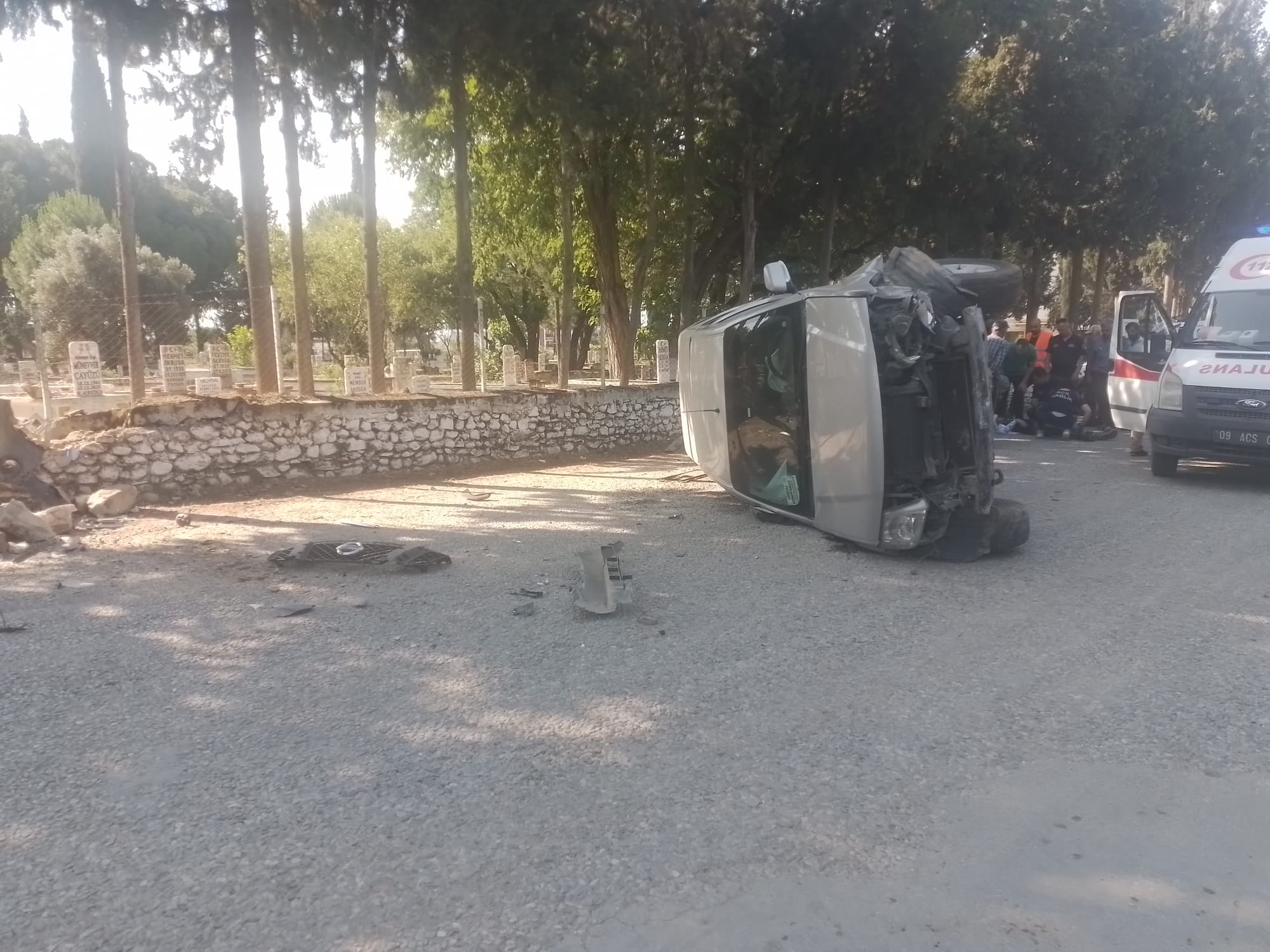 Aydın’da otomobil mezarlığın duvarına çarptı