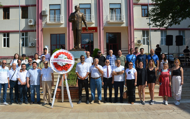 AGC Atatürk anıtına çelenk bıraktı