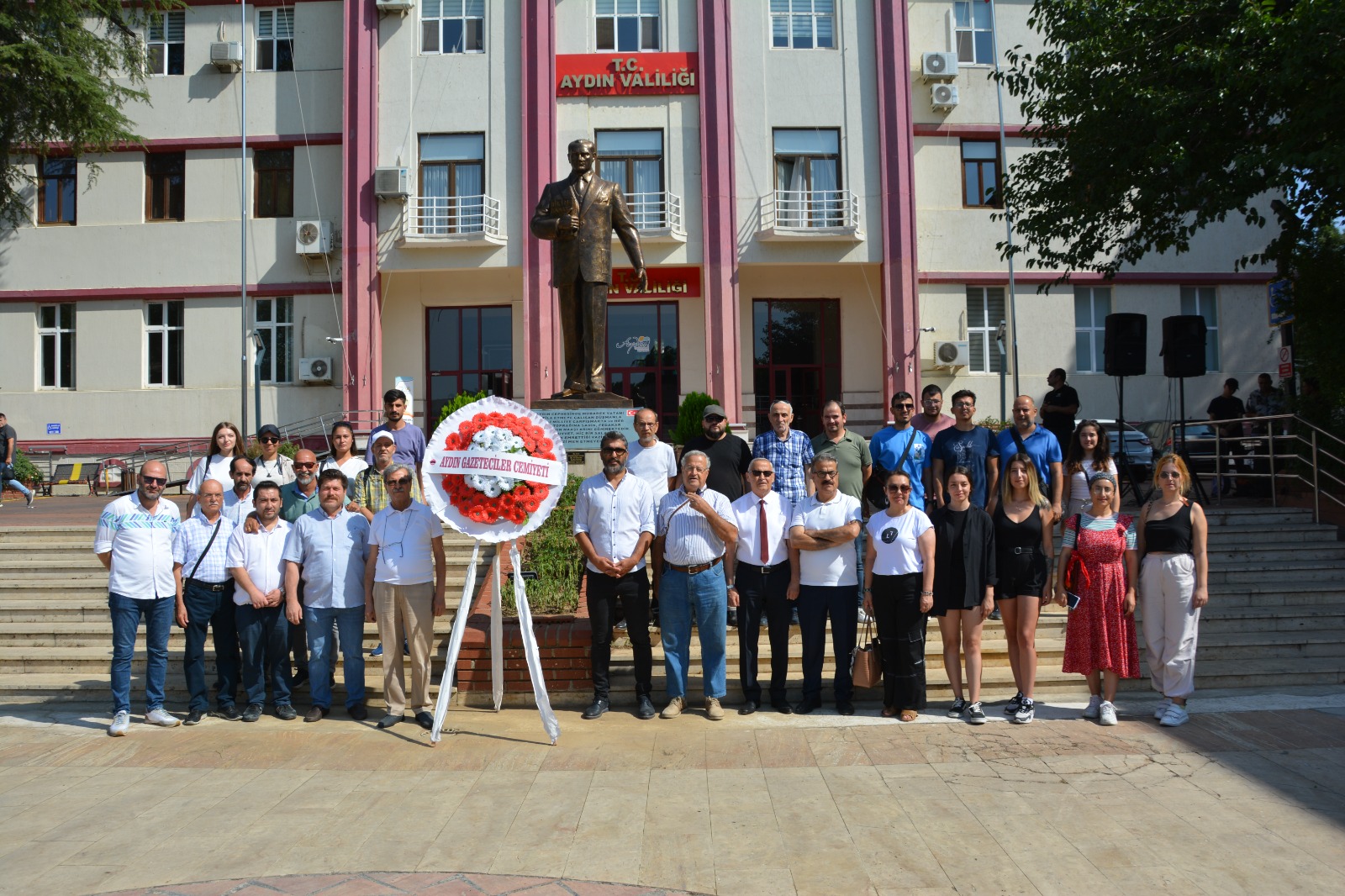 AGC Atatürk anıtına çelenk bıraktı
