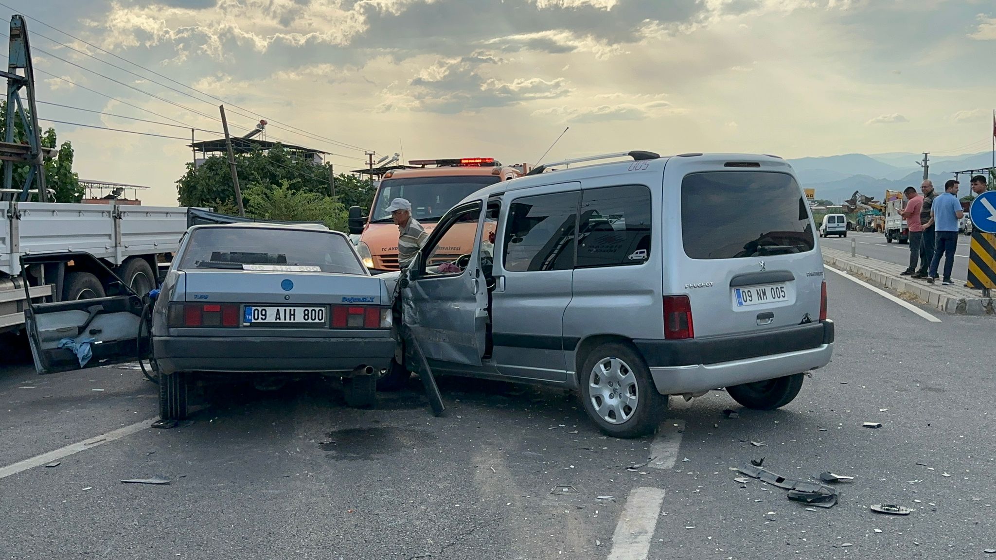 Aydın'da otomobilin hafif ticari araca çarpması sonucu bir kişi yaralandı