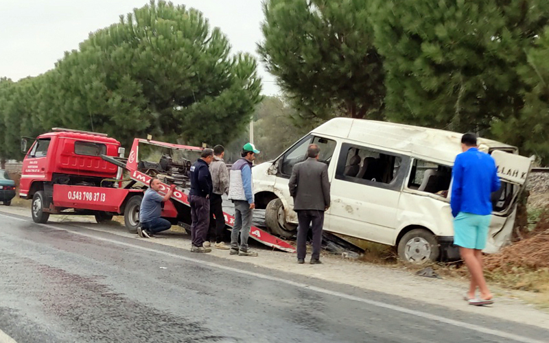 Aydın'da devrilen minibüsteki 3 kişi yaralandı