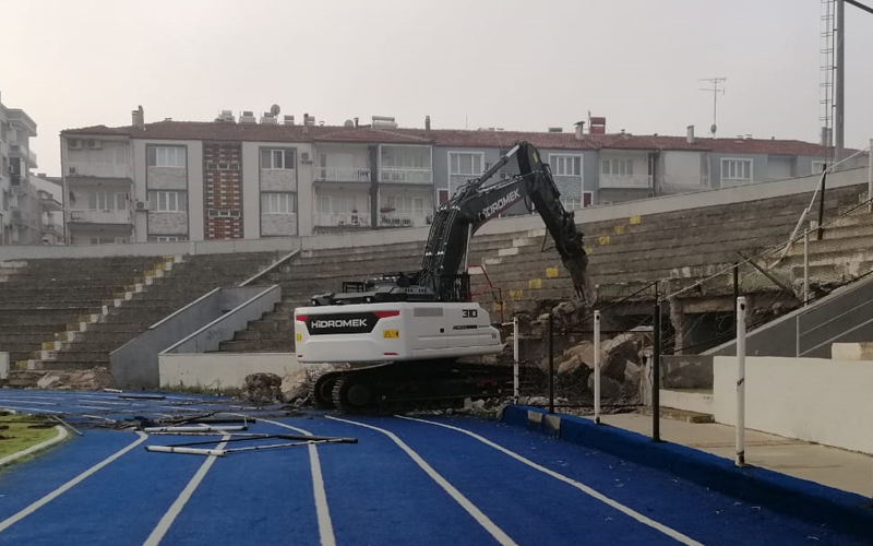 Menderes Stadı’na ilk kepçe vuruldu