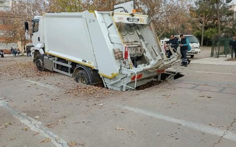 Çöp kamyonu, okuldaki sahanın çöken zeminine düştü