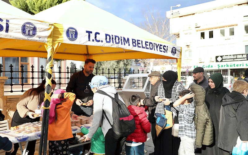 Didim Belediyesi’den vatandaşlara kandil simidi ikramı