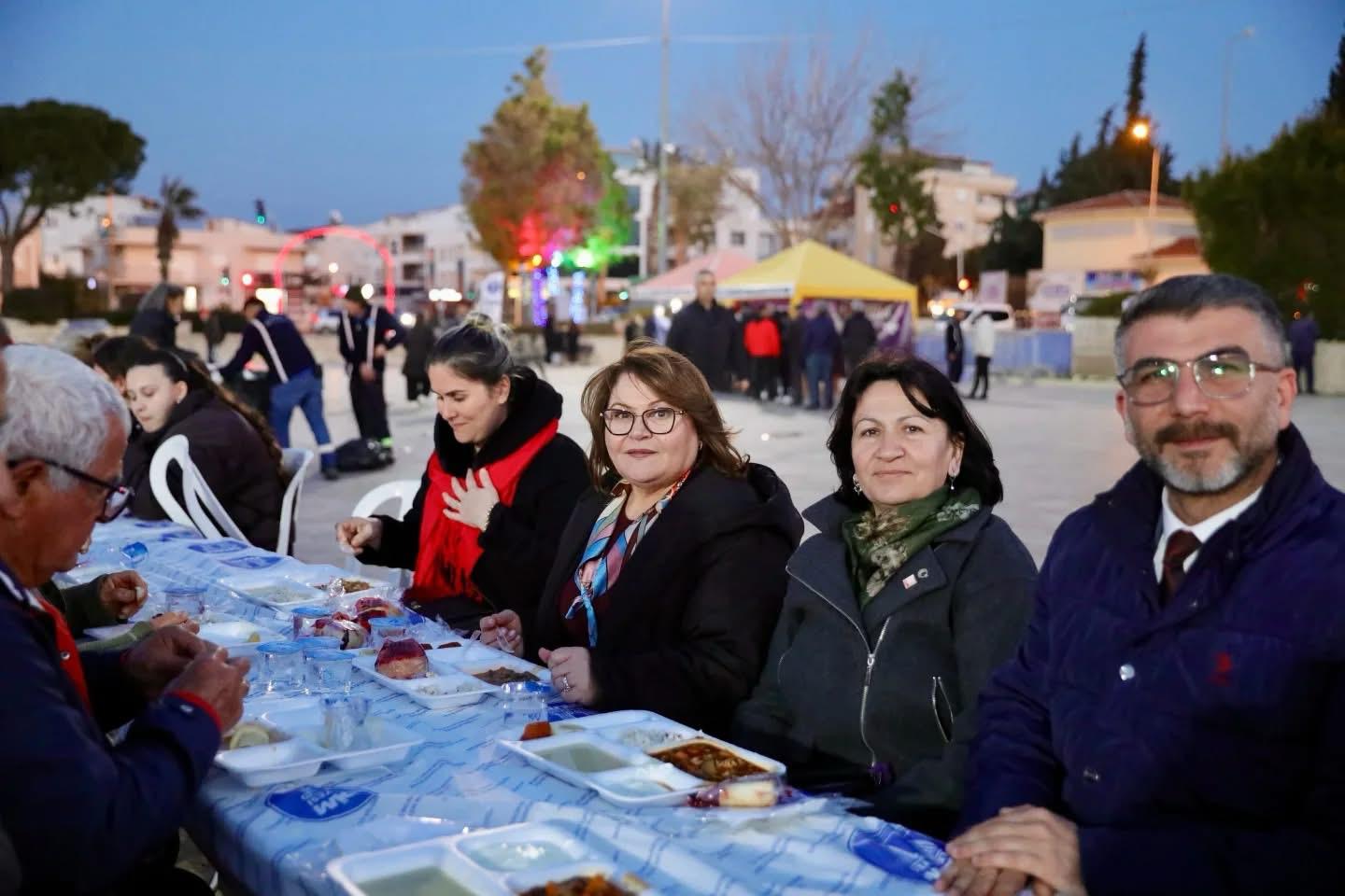 Di̇di̇mli̇ler, Di̇di̇m Beledi̇yesi̇ Tarafindan Kurulan İftar Sofralarinda Buluştu (7)