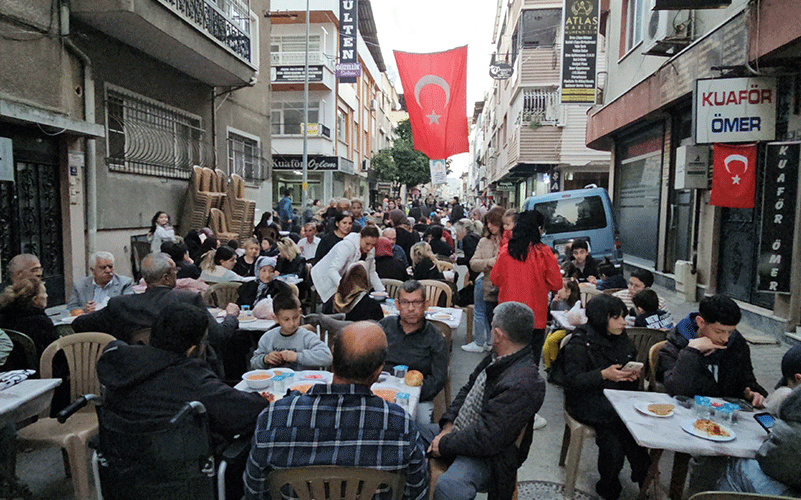 Nazilli'de Kuaförler Sokağı sakinleri iftarda buluştu