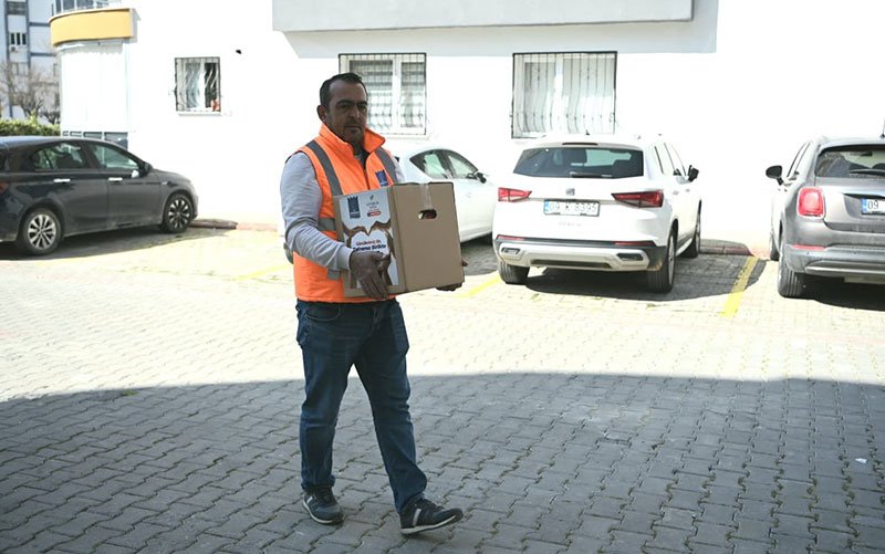 Kuşadası Belediyesi'nden ihtiyaç sahiplerine gıda desteği