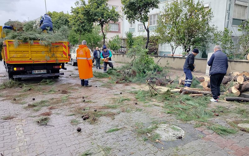 Efeler’de kapanan yollar açıldı