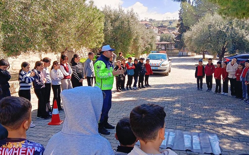 Jandarma ekiplerinden öğrencilere trafik bilinci eğitimi