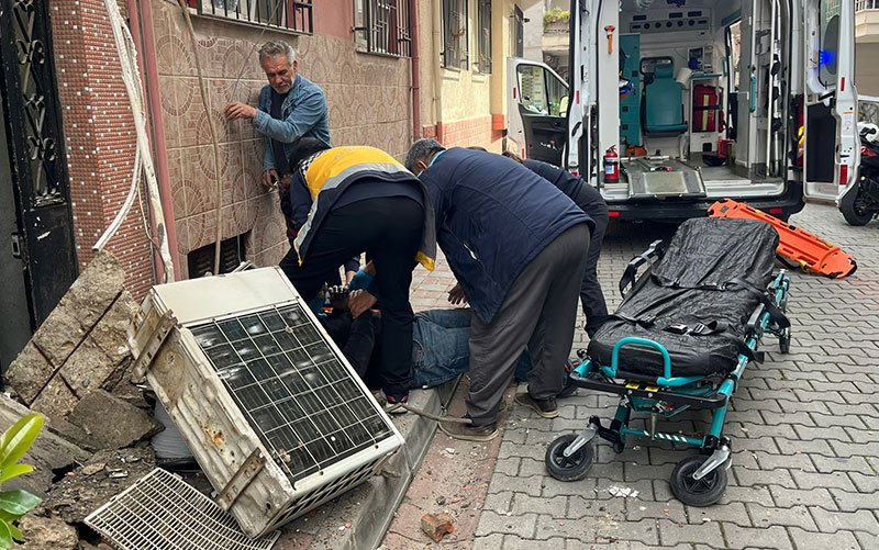 Klima motoru yerinden çıktı, işçi yere çakıldı