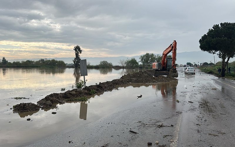 Aydın'da Menderes Nehri taştı