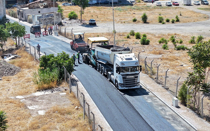 Efeler’de sıcak asfalt çalışmaları sürüyor