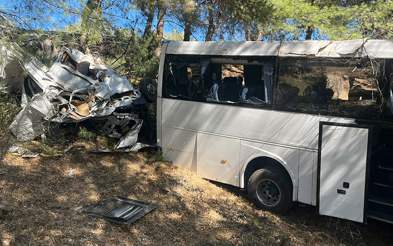 Turistleri taşıyan otobüs şarampole uçtu: 1 ölü, 7 yaralı