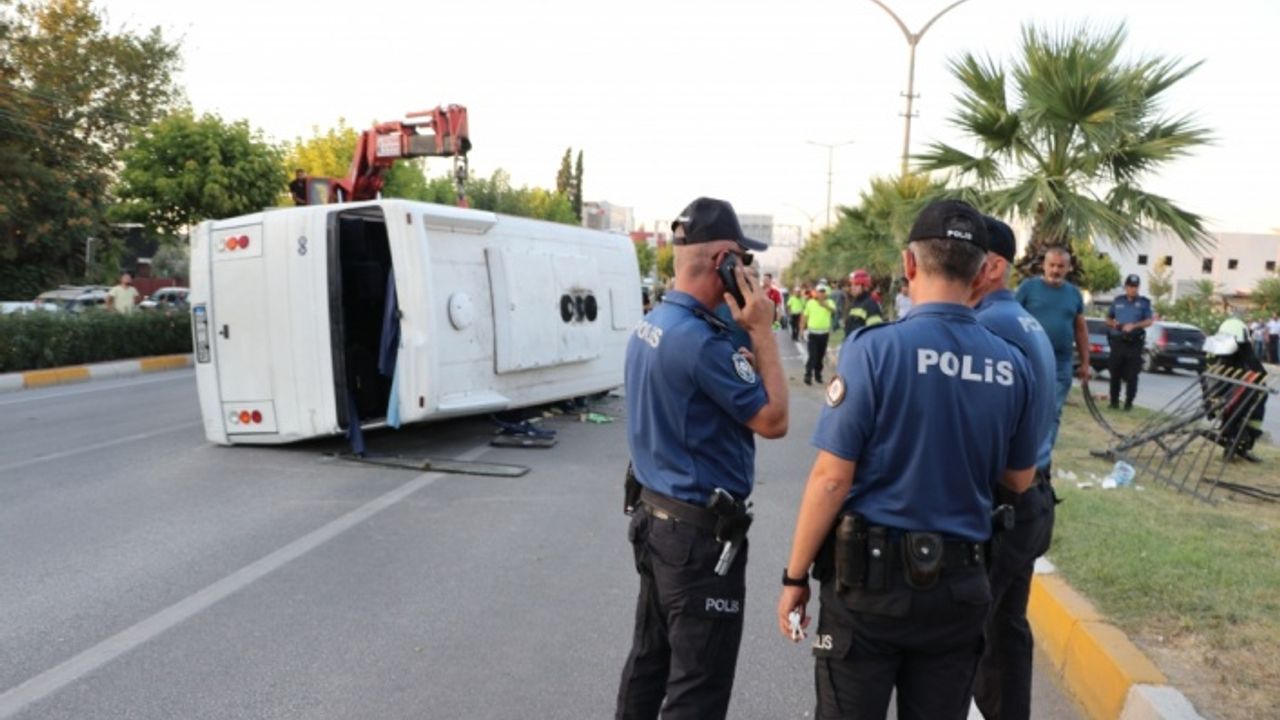 Denizli'de servis midibüsü ile otomobil çarpıştı: 14 yaralı