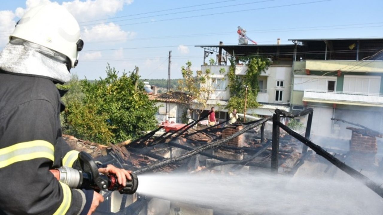 10 yıl önce boşandığı eşine kızıp evini yaktı