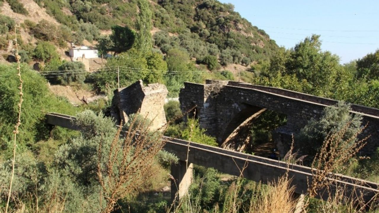 Sanat eseri tarihi köprü ayağa kaldırılacağı günü bekliyor