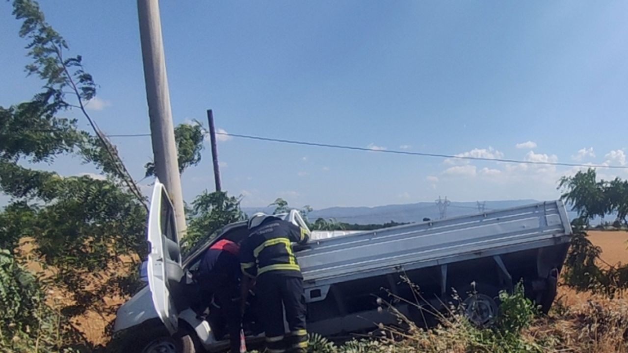 Aydın’da beton direğe çarpan kamyonetin sürücüsü yaralandı