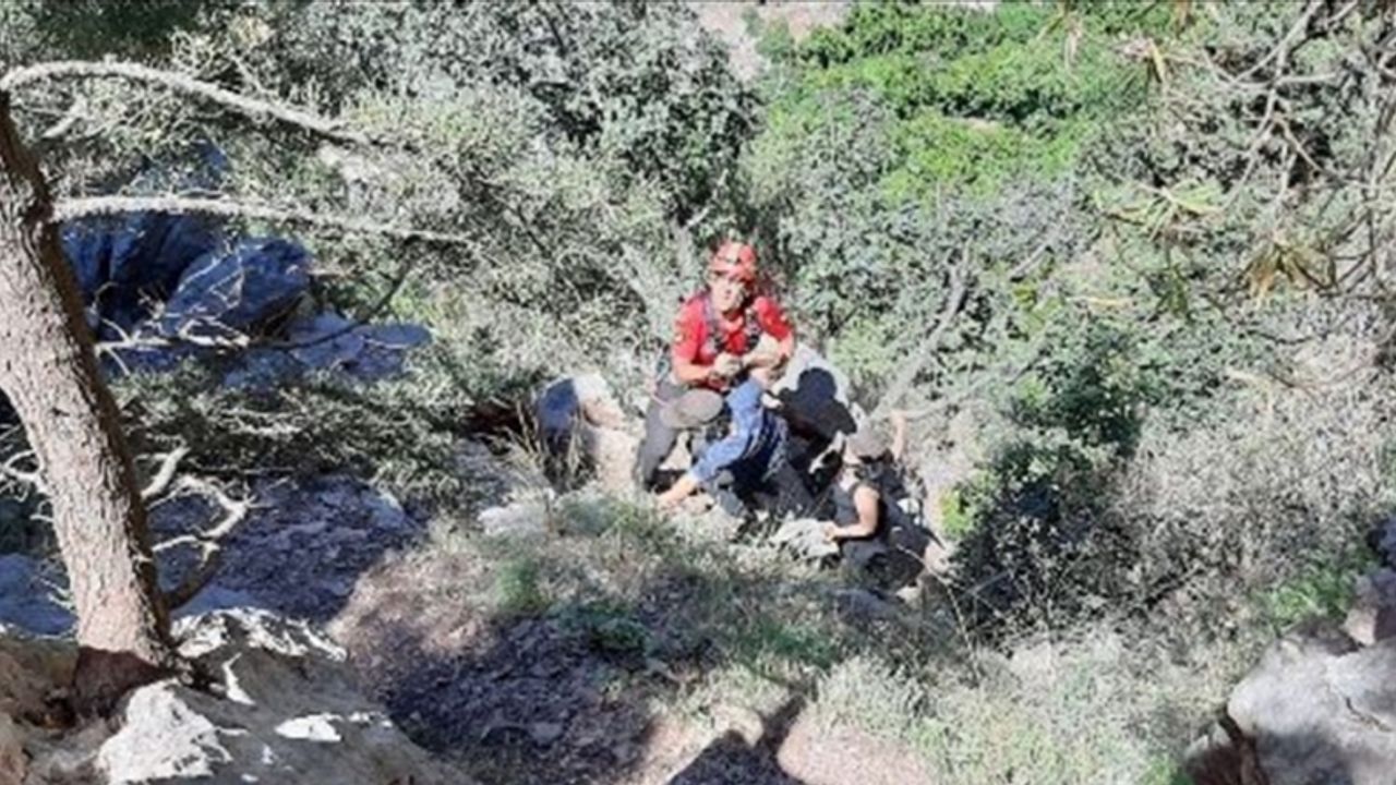 Fethiye'de kayalıklarda mahsur kalan 2 kişi kurtarıldı