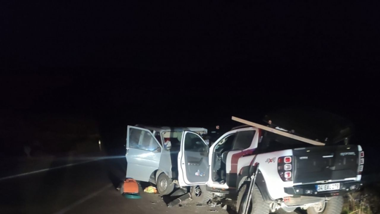 İzmir'de kamyonetle minibüsün çarpışması sonucu 2 kişi öldü, 3 kişi yaralandı