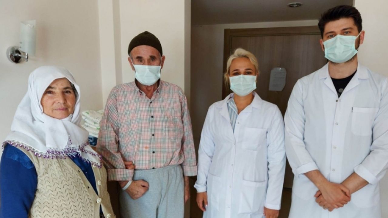 Felç geçiren yaşlı adam hastanede yürümeye başladı