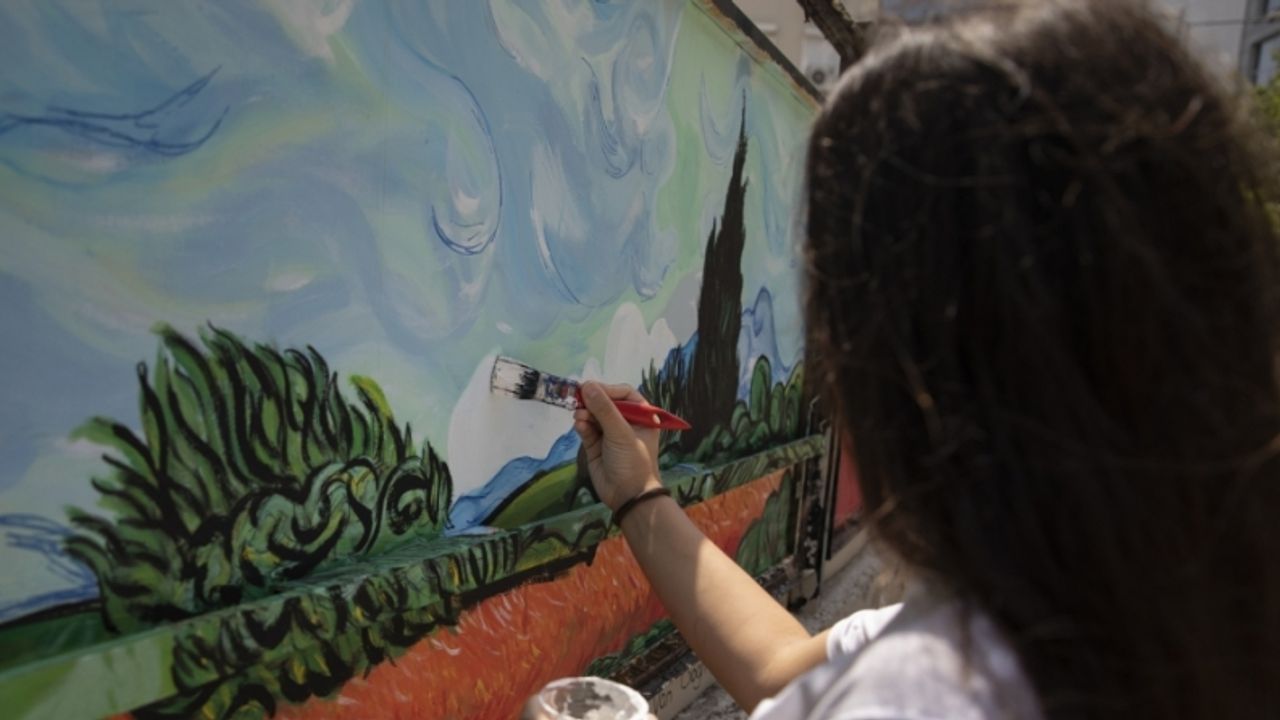 İzmir'de üniversite öğrencileri, bir ortaokulun bahçesini ünlü ressamların eserleriyle renklendirdi