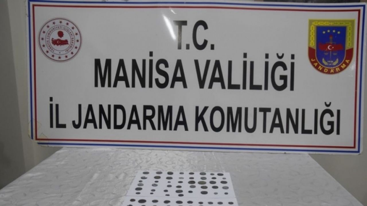 Manisa'da 104 sikke ele geçirildi, 3 kişi yakalandı