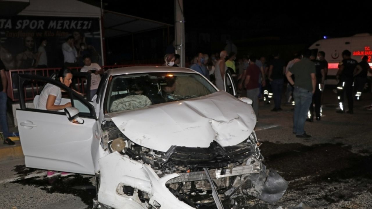 Muğla'da iki otomobilin çarpıştığı kazada yaralanan sürücü, hastanede hayatını kaybetti