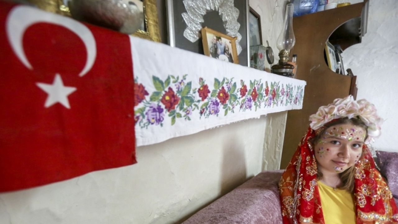 "Yüz yazma" geleneğinin Karaburun'daki son temsilcisi eski düğünleri özlüyor