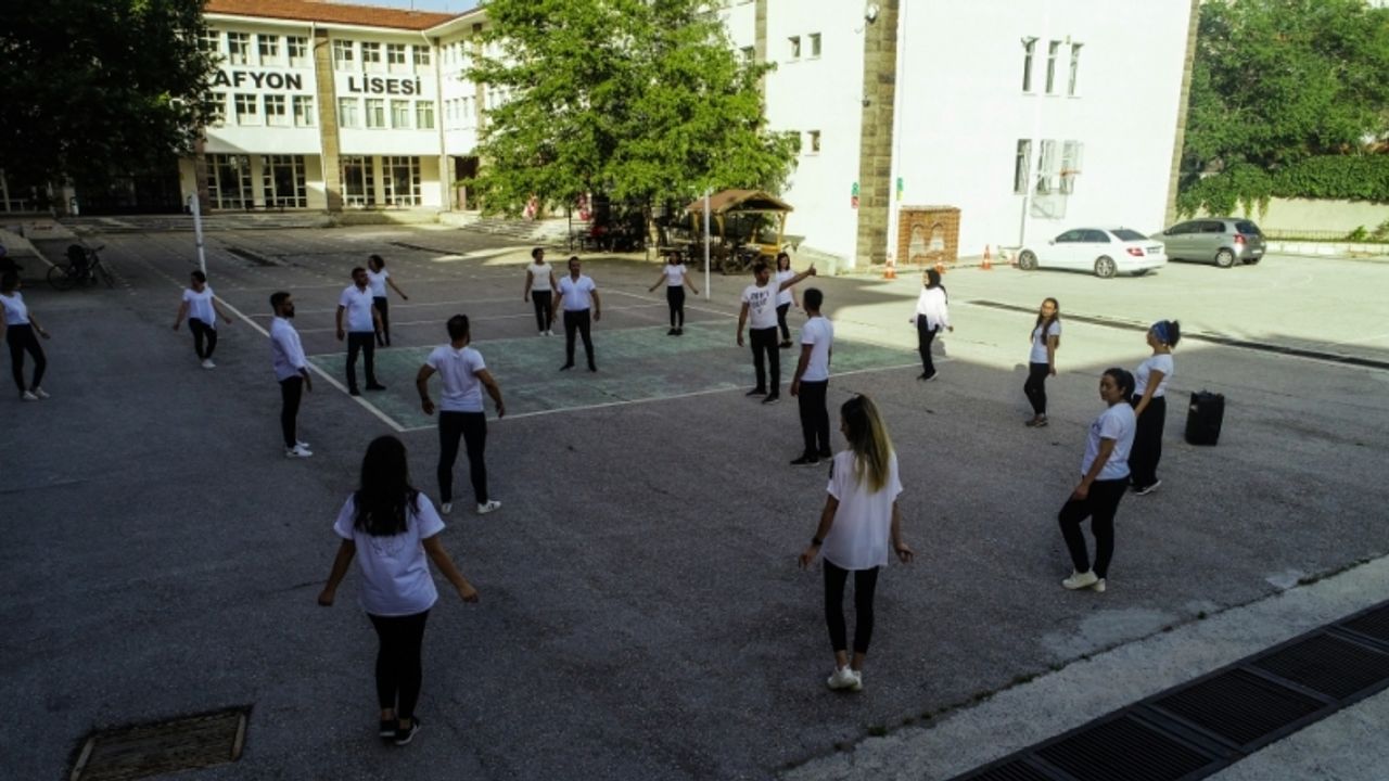 Afyonkarahisar'da 20 öğretmen halk oyunları öğrendi