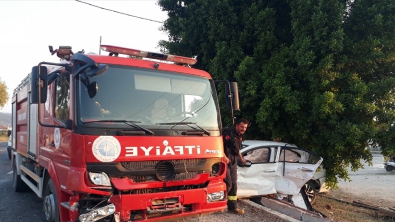 Antalya'da otomobille itfaiye aracı çarpıştı: 3 yaralı