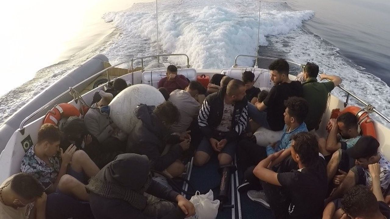 Bodrum açıklarında lastik bottaki 25 düzensiz göçmen kurtarıldı