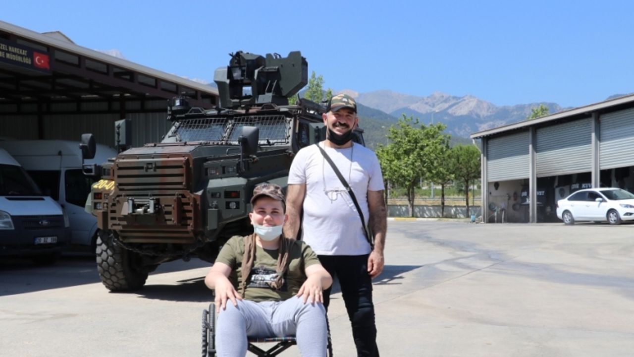 Denizli'de polis, kas erime hastası çocuğun özel harekat polisi olma hayalini gerçekleştirdi