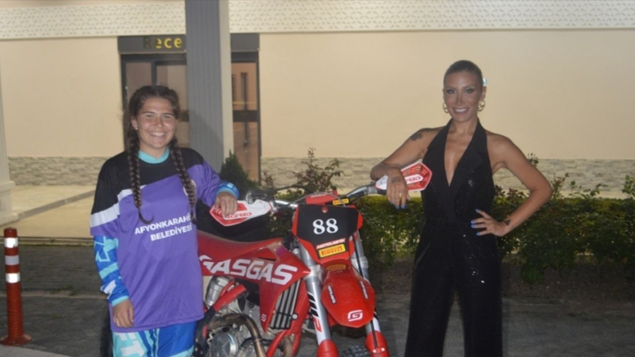 Dünya Kadınlar Motokros Şampiyonası'nda Türkiye'yi temsil edecek Yıldırım, sanatçı İrem Derici'yle buluştu