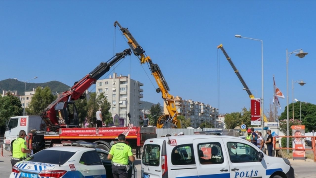 GÜNCELLEME 2 - İzmir'de otomobil metro inşaatındaki 25 metrelik boşluğa düştü: 1 ölü, 1 yaralı