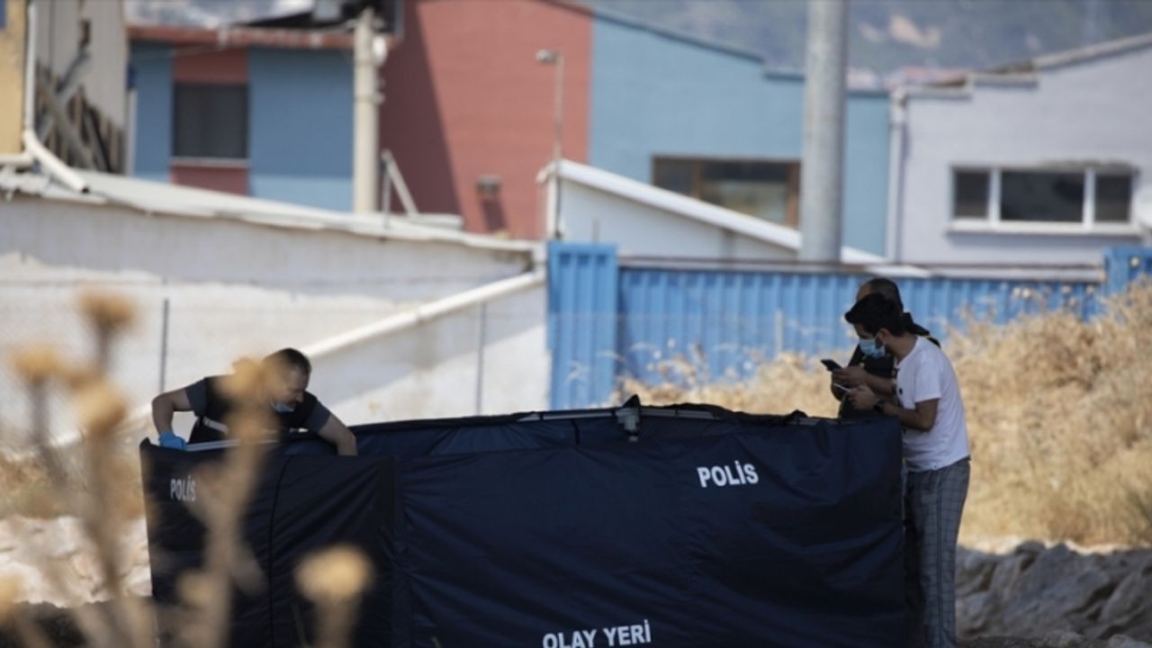 İzmir'de başında darp izi olan bir kişi viyadük altında ölü bulundu