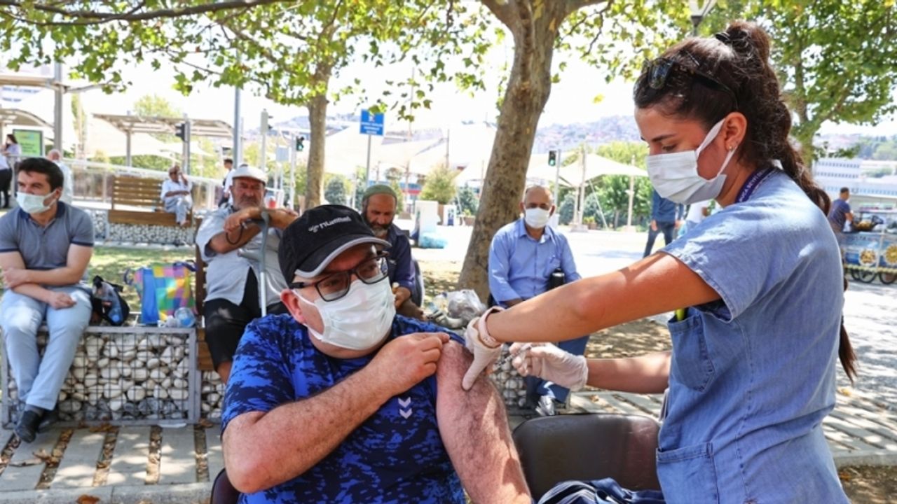 İzmir'de meydanlarda kurulan aşılama noktalarında vatandaşlar hem aşılarını oluyor hem bayramlaşıyor