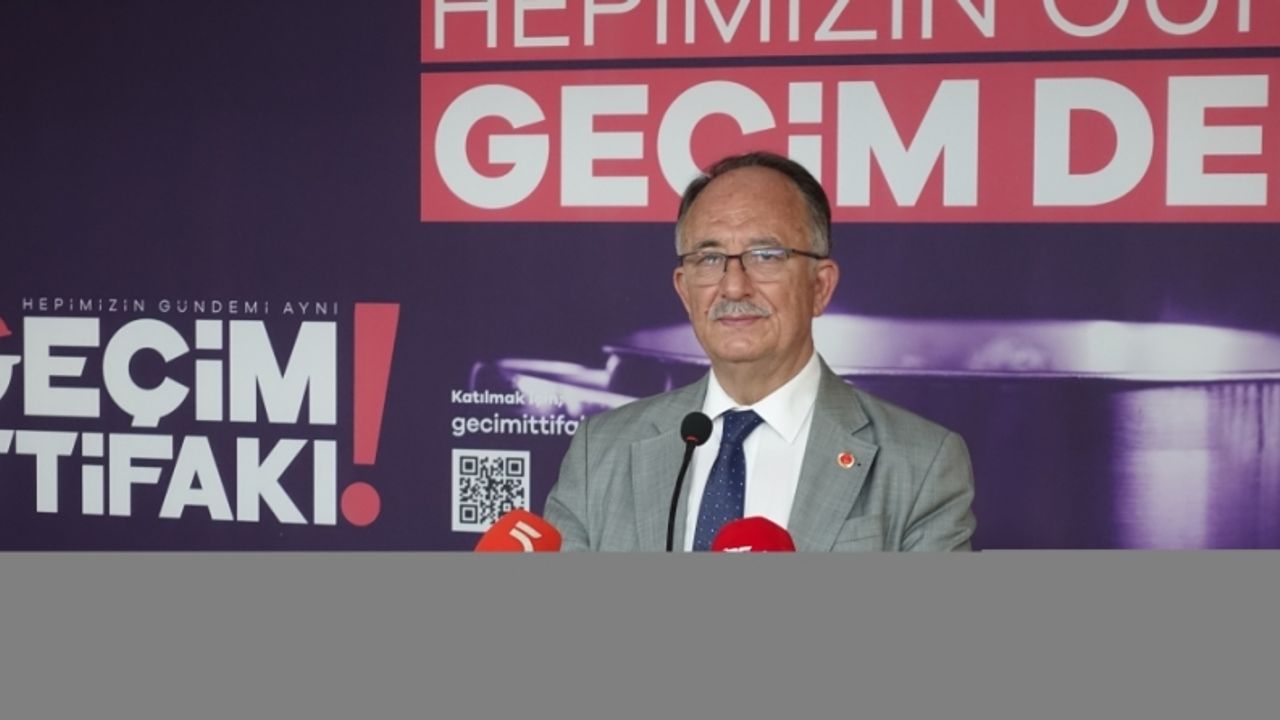 Saadet Partisi Genel Başkan Yardımcısı Kılıç, İzmir'de basın toplantısı düzenledi