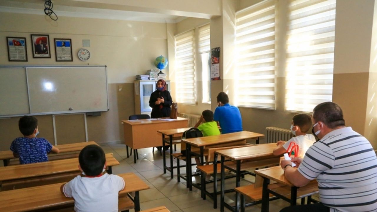 Uşak Belediyesi'nin düzenlediği yaz okuluna 1400 öğrenci başvurdu