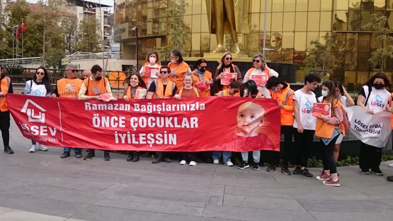 LÖSEV yetkilileri kent meydanında vatandaşları dolandırıcılara karşı uyardı
