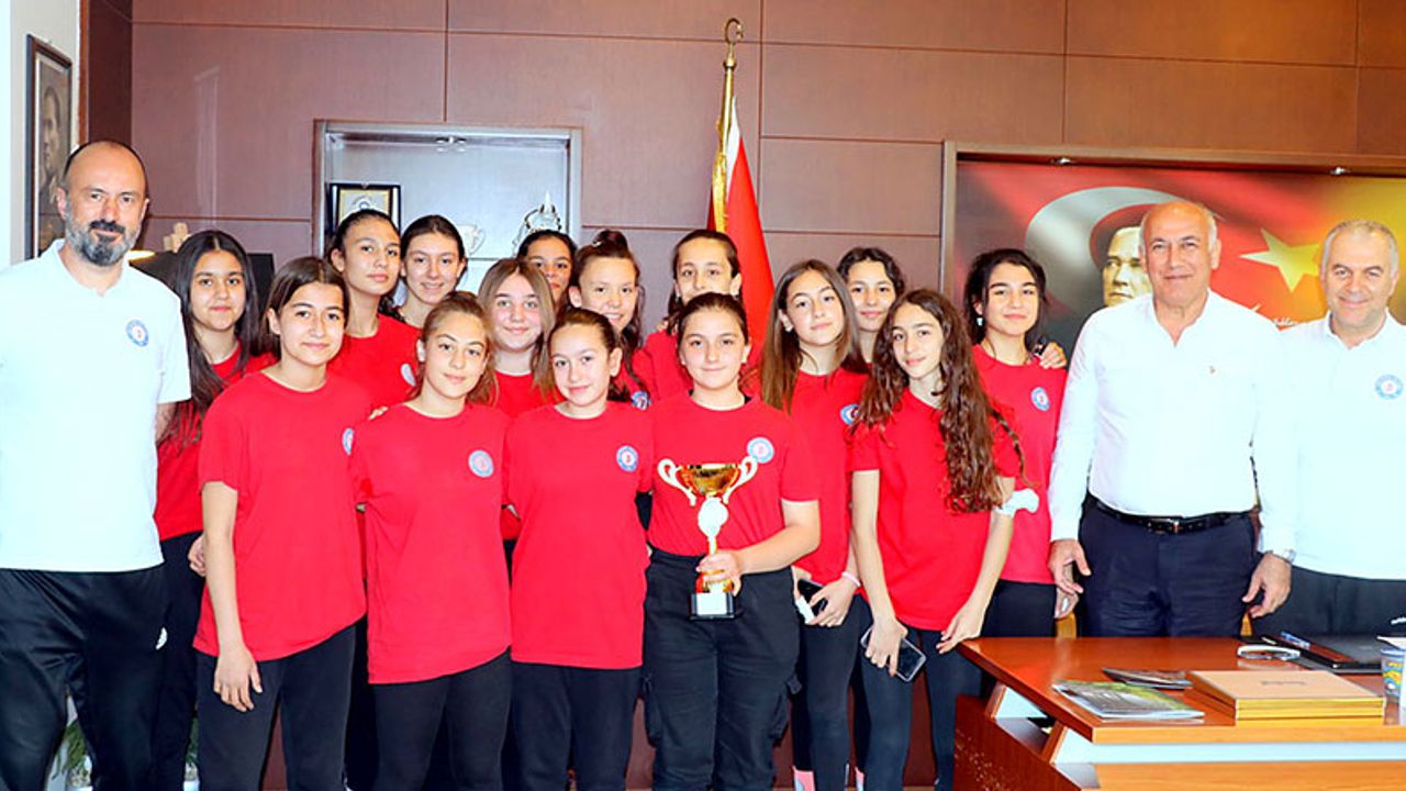 Söke voleybol takımı Başkan Tuncel’le sevincini paylaştı