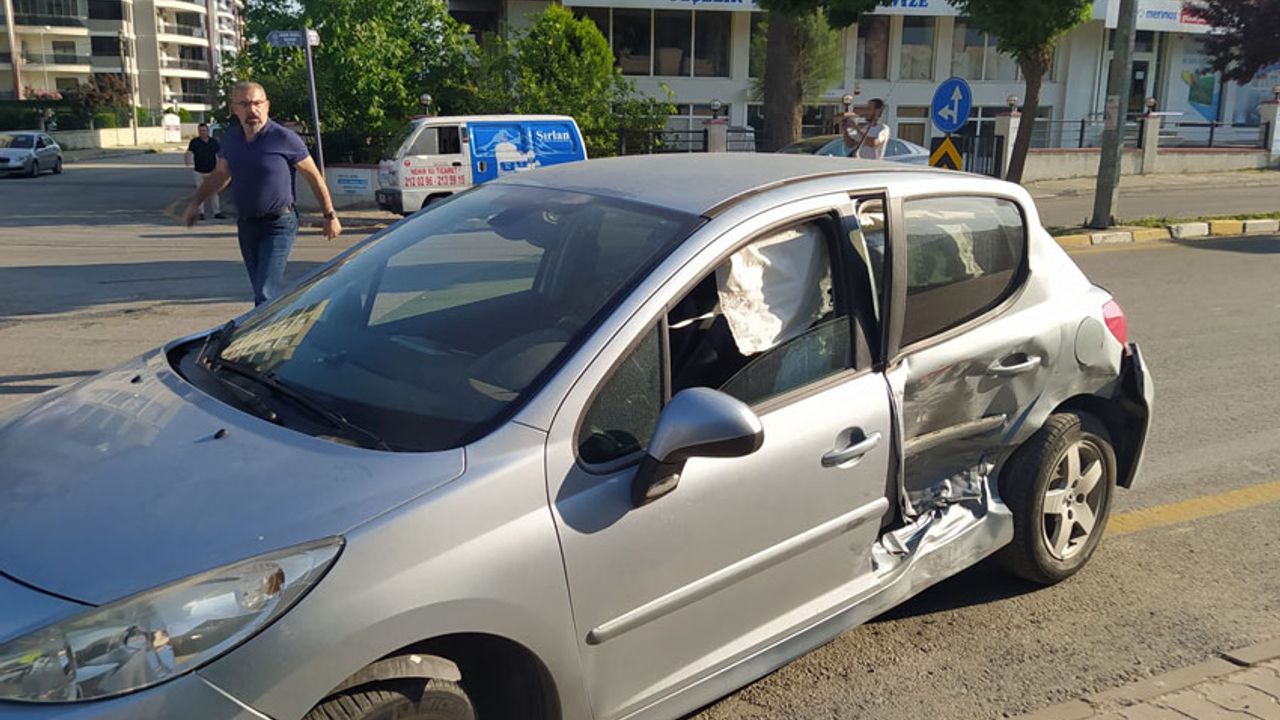 Aydın’da 2 otomobilin çarpıştığı kazada 2 kişi yaralandı