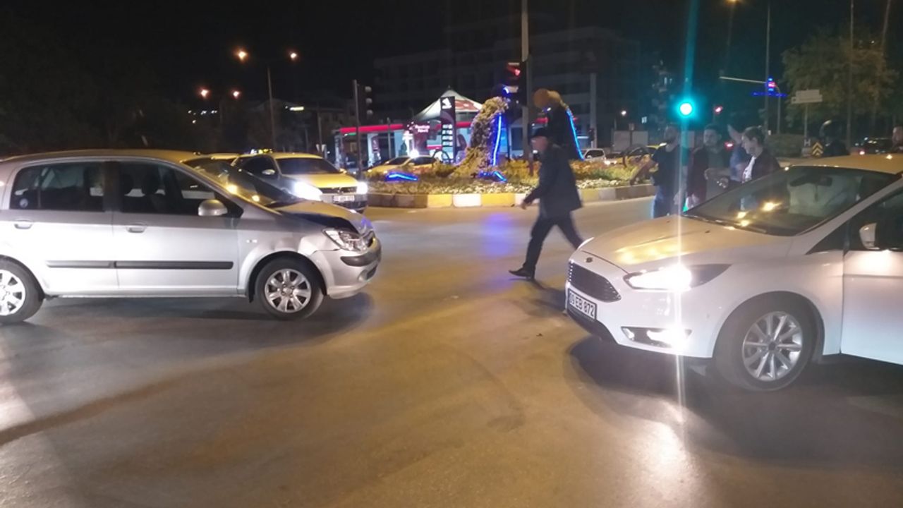 Aydın'da kırmızı ışık ihlali kaza getirdi: 3 yaralı